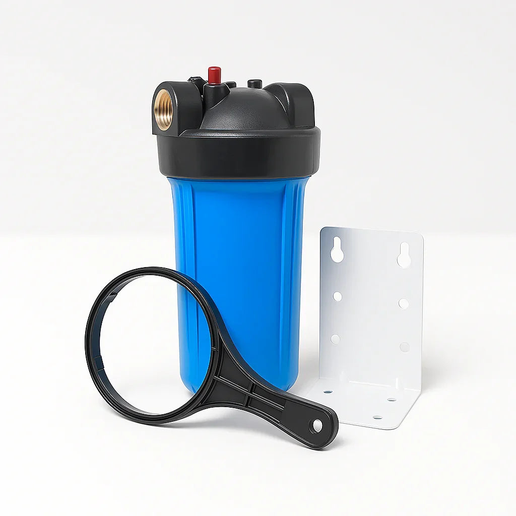 Blauw waterfilterhuis met montagebeugel en sleutel, geschikt voor waterfiltratiesysteem.